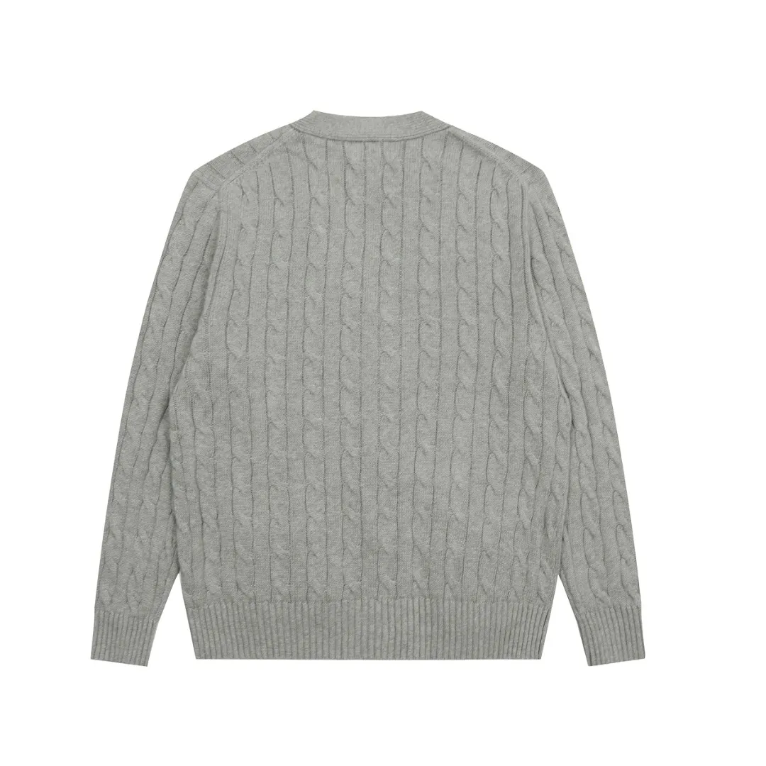 P270 Top quality" Style number: DS013# [Ralph Lauren V-neck solid color pony embroidered logo twist knitted cardigan] ✅Ralph Lauren classic basic versatile all-season couple knitted cardigan jacket ✅Main supplier platform live broadcast Wholesale entities will be replenished if out of stock, will not be removed from the shelves ✅ZP quality 1:1 version Scan the code to enter the GF website Counter quality ✅Detailed quality The only one in Guangzhou Imported quality cotton yarn, focusing on high-end Needless to say, cost-effective and good quality. ✅The version is restored to the original size. The maximum size can be worn up to 200 pounds. Loose, comfortable and stress-free. ✅The upper body is simple and easy to match. A must-have for ootd. Good-looking clothes are never picky. A must-have for men and women with the same style. Recommended for couples. Size: S-XL. Color: black, navy, off-white, gray, light blue, khaki.